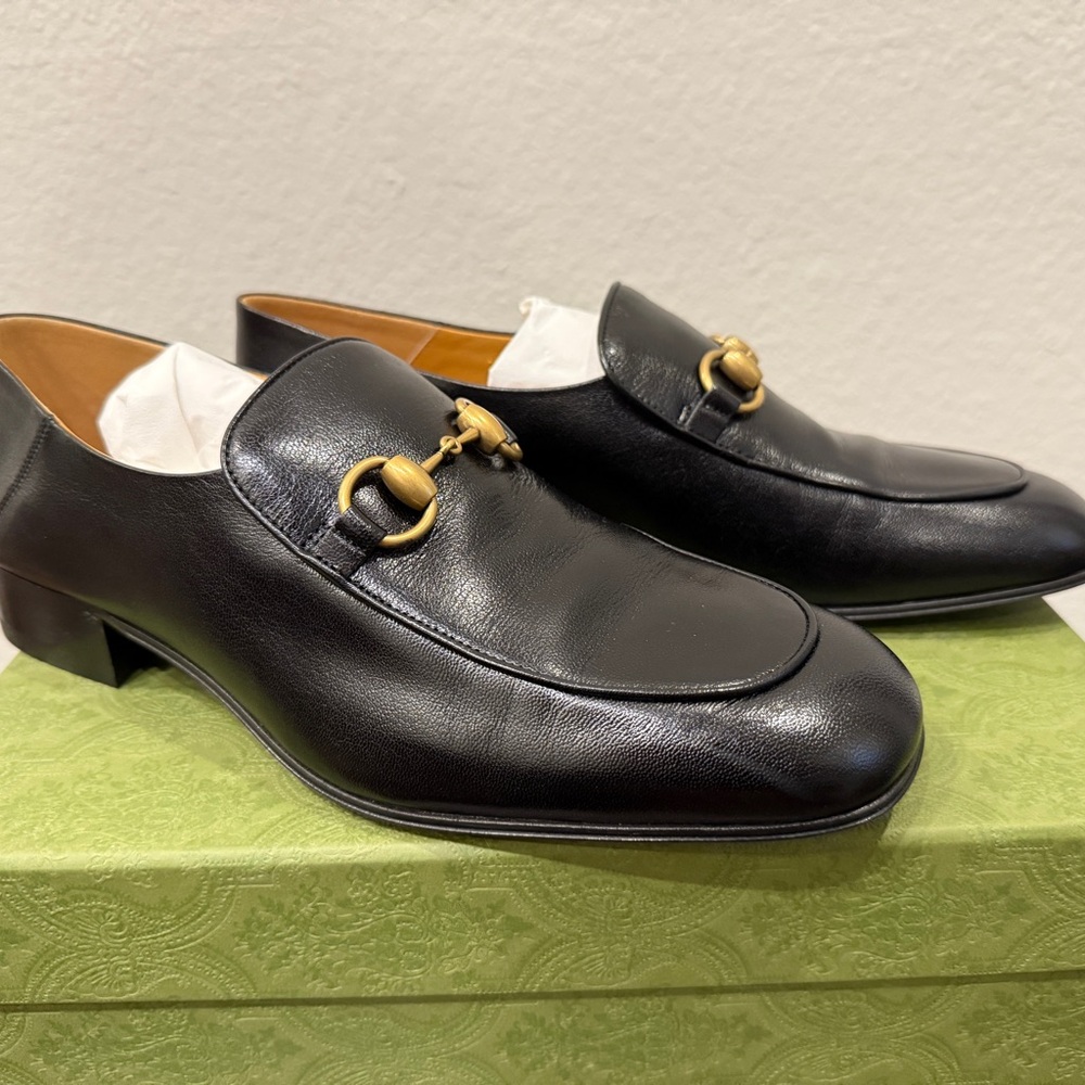GUCCI Horsebit Black Leather Loafers with Gold Detail - Picture 3 of 6
